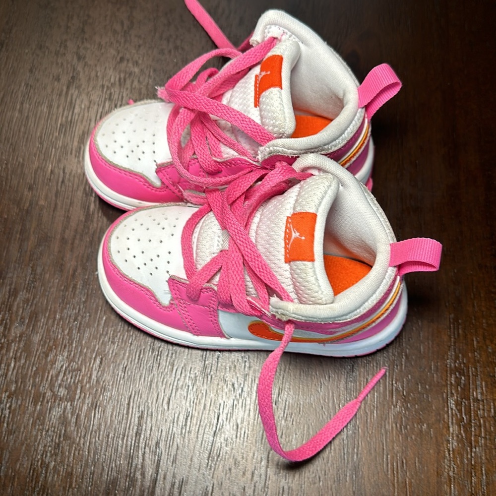 Nike - Picture 2 of 4
